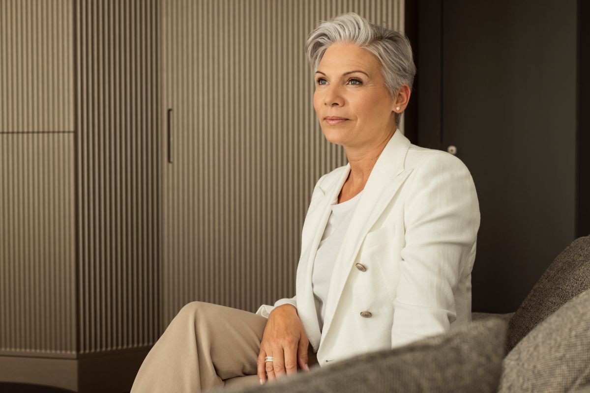 Frau am Tisch