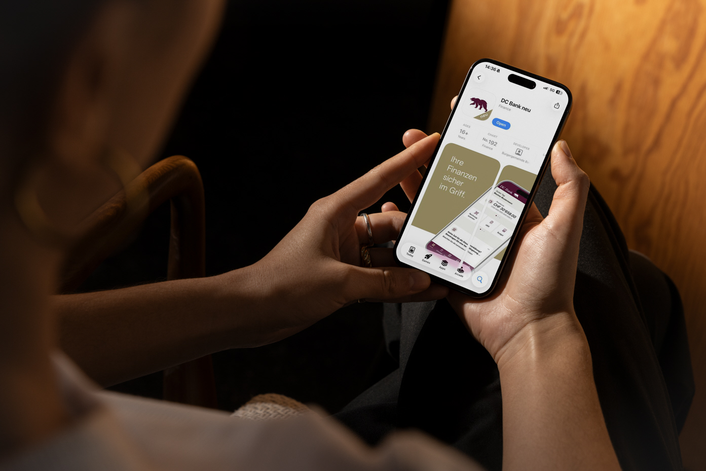 Frau konsultiert ihr e-banking der DC Bank